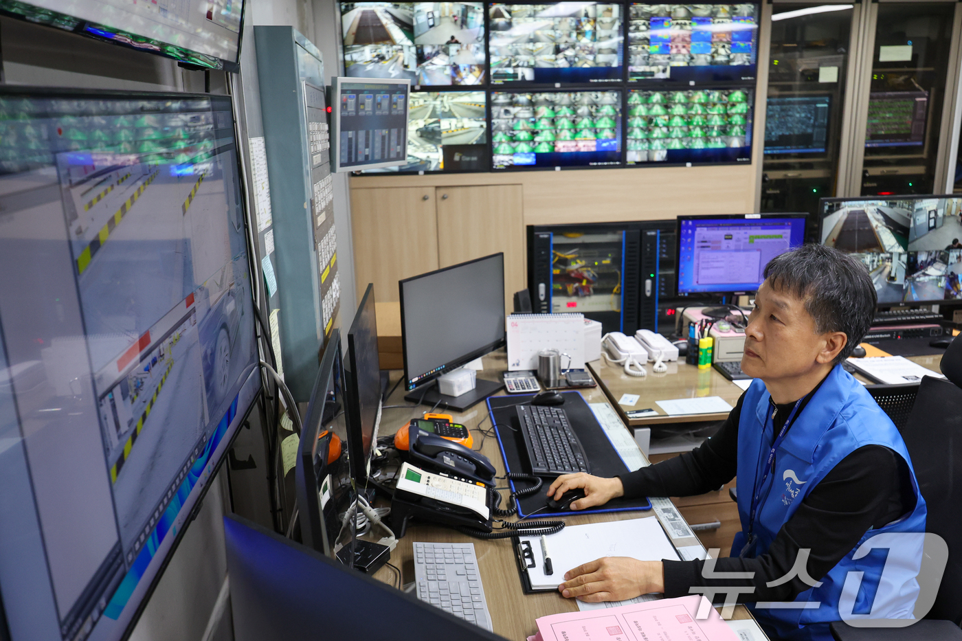 (서울=뉴스1) 안은나 기자 = 공영주차장 차량 5부제 시행을 하루 앞둔 7일 서울 종로구 종묘 공영주차장 관제센터에서 직원이 CCTV 화면 등을 점검하고 있다.서울시는 중동전쟁 …