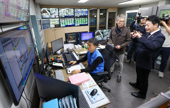 공영주차장 관제센터 찾은 이호현 차관