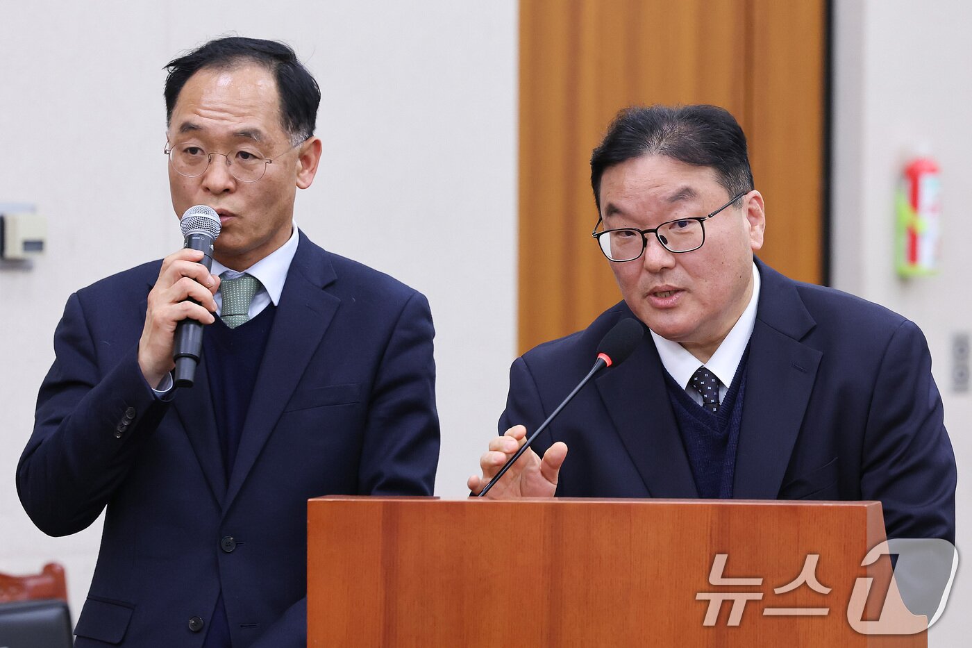 본문 이미지 - 강백신 대구고검 검사(왼쪽)와 엄희준 광주고검 검사와 7일 서울 여의도 국회에서 열린 윤석열정권정치검찰조작기소의혹사건진상규명국정조사특별위원회 전체회의에서 의원 질의에 답변하고 있다. 2026.4.7 ⓒ 뉴스1 신웅수 기자