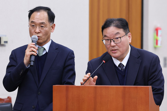 與 "검찰, 이재명 잡기 수사"…강백신 "특정인 염두하고 수사 안 해"