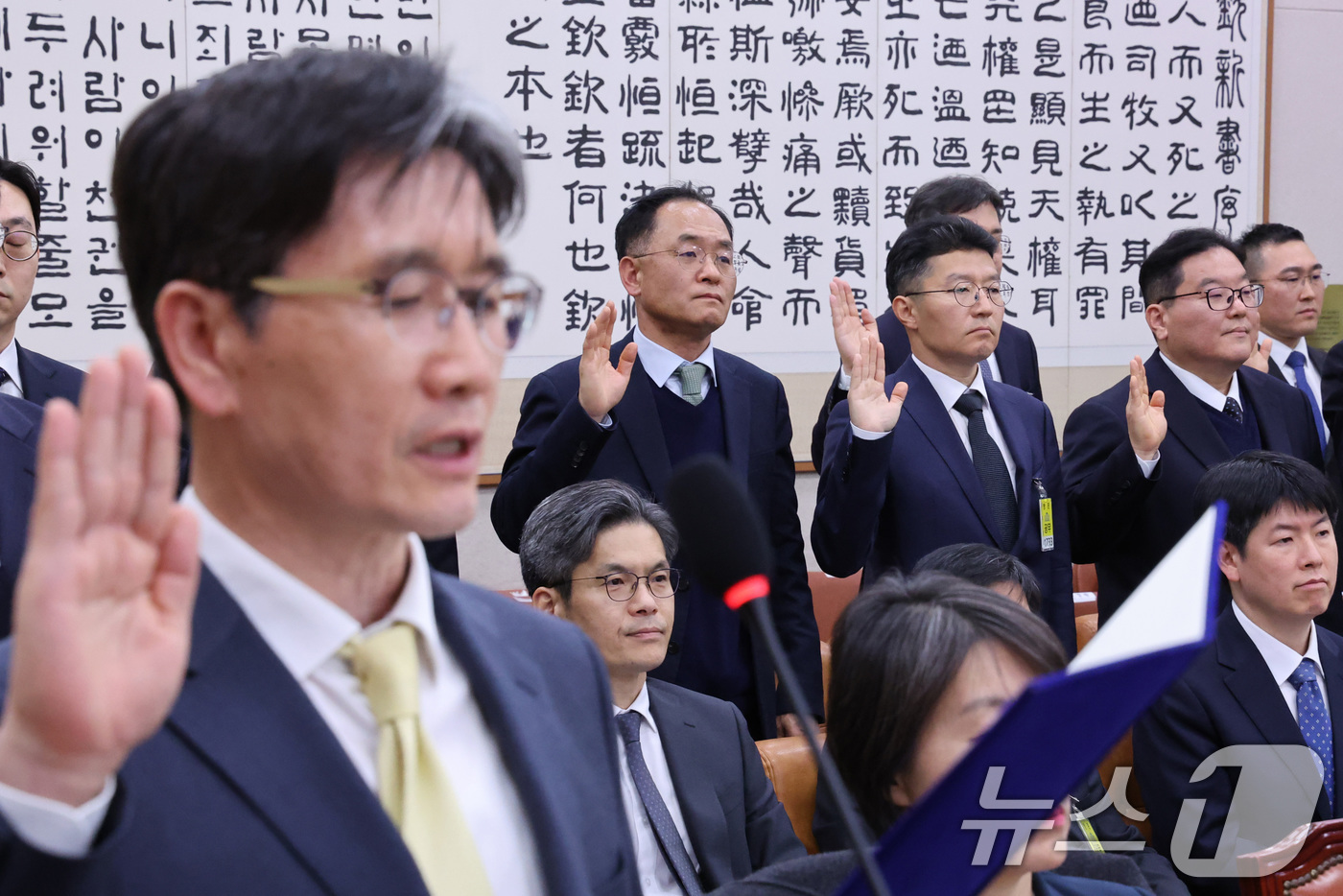 (서울=뉴스1) 신웅수 기자 = 엄희준 광주고검 검사와 강백신 대구고검 검사가 7일 서울 여의도 국회에서 열린 윤석열정권정치검찰조작기소의혹사건진상규명국정조사특별위원회 전체회의에서 …