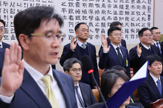 증인 선서하는 엄희준·강백신