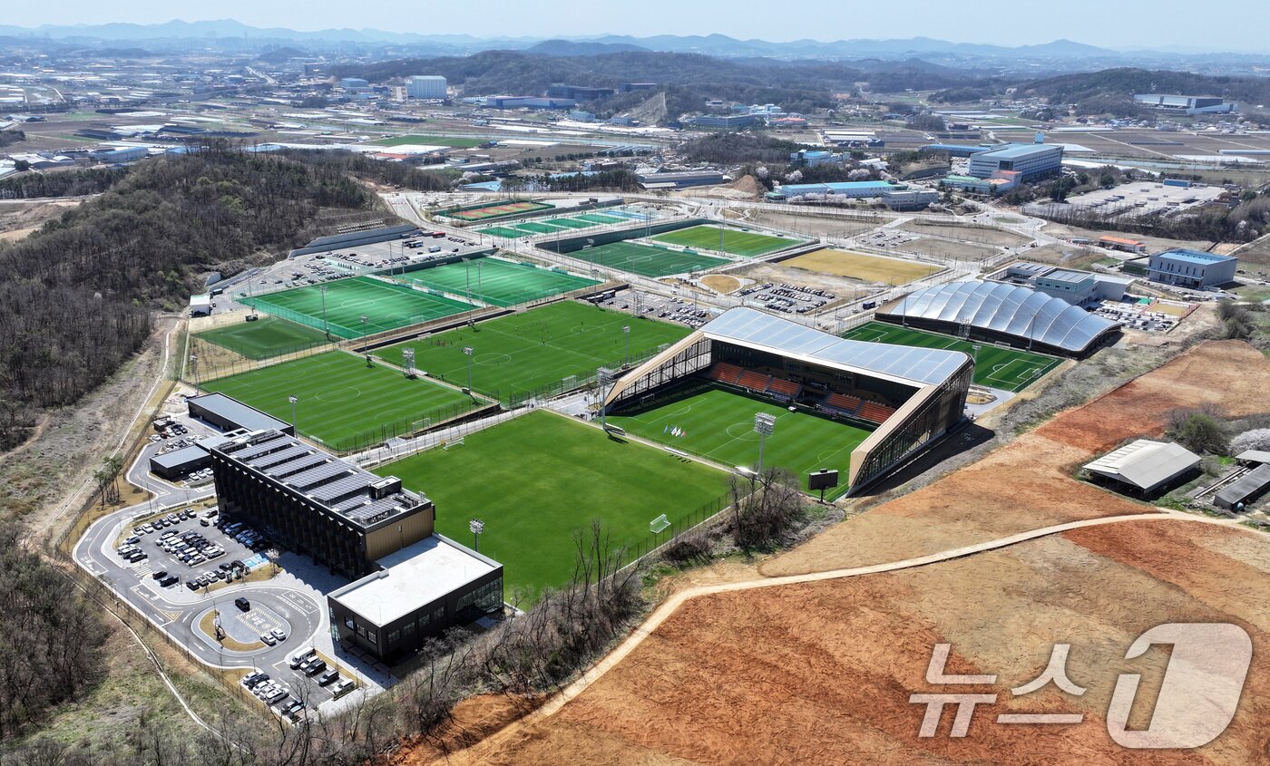 본문 이미지 - 7일 충남 천안 서북구에 공식 개관한 코리아풋볼파크 전경. 2026.4.7 ⓒ 뉴스1 구윤성 기자