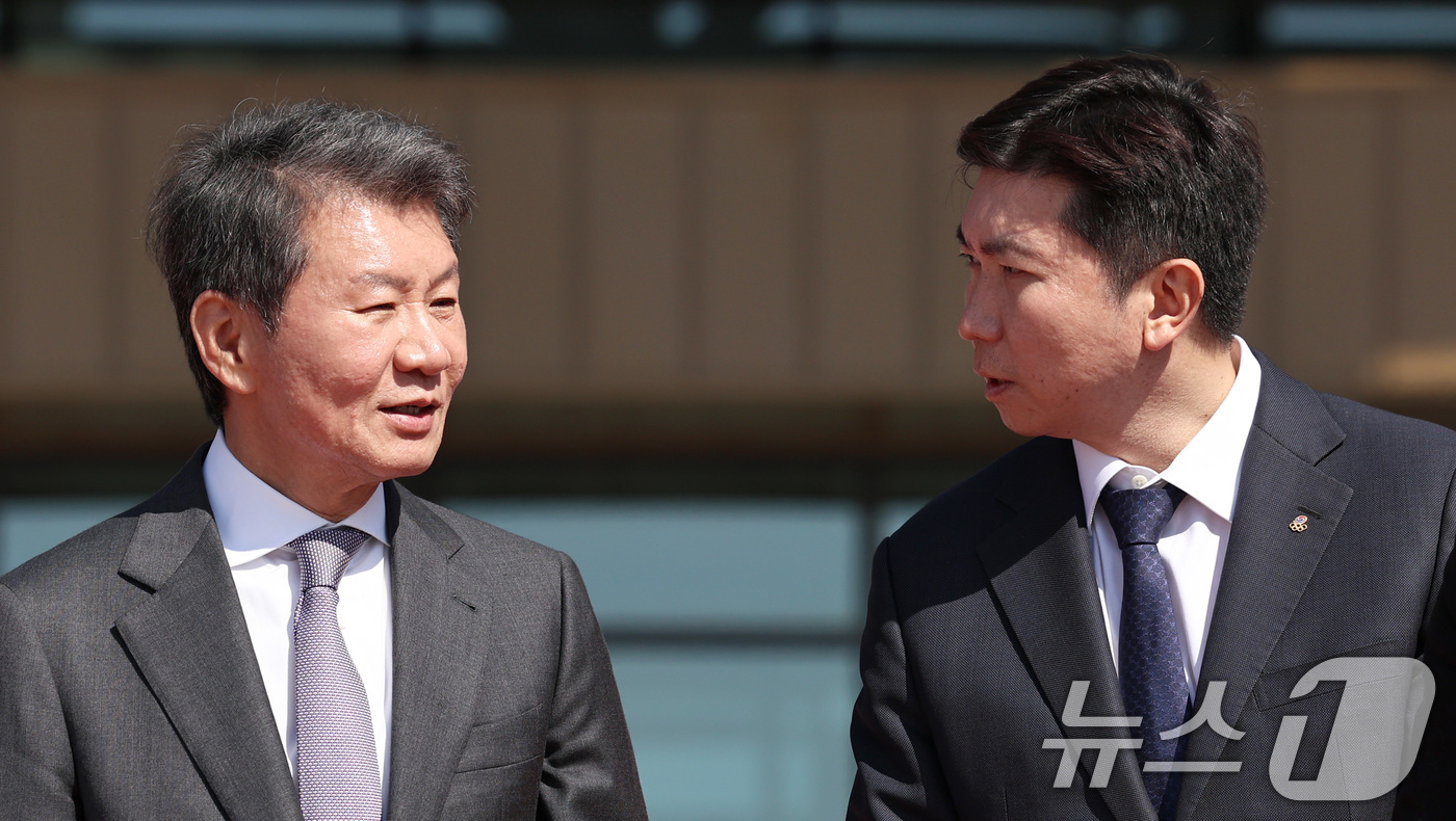 (천안=뉴스1) 구윤성 기자 = 정몽규 대한축구협회장(왼쪽)과 유승민 대한체육회장이 7일 오후 충남 천안 서북구 코리아풋볼파크 개관식에서 대화하고 있다. 2026.4.7/뉴스1