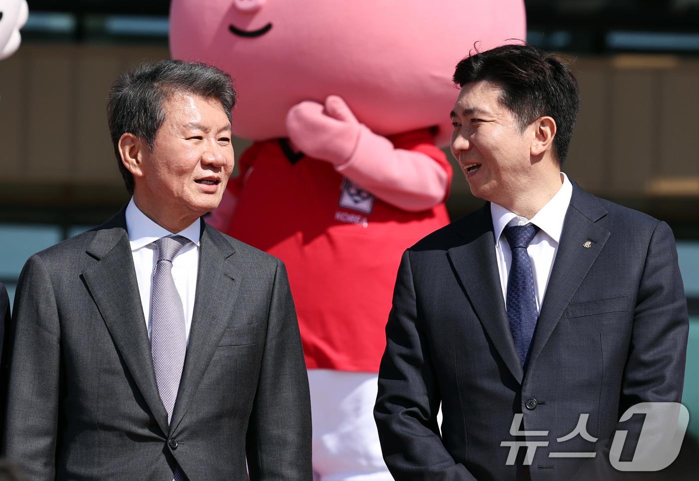 (천안=뉴스1) 구윤성 기자 = 정몽규 대한축구협회장(왼쪽)과 유승민 대한체육회장이 7일 오후 충남 천안 서북구 코리아풋볼파크 개관식에서 대화하고 있다. 2026.4.7/뉴스1