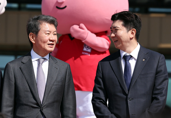 대화하는 정몽규 축구협회장과 유승민 체육회장
