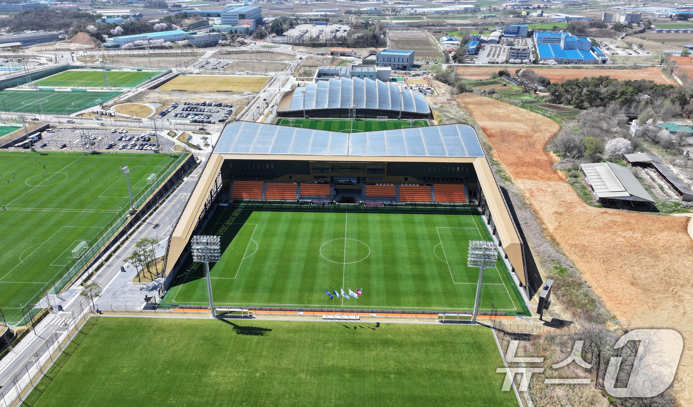 (천안=뉴스1) 구윤성 기자 = 7일 충남 천안 서북구에 공식 개관한 코리아풋볼파크 전경. 2026.4.7/뉴스1