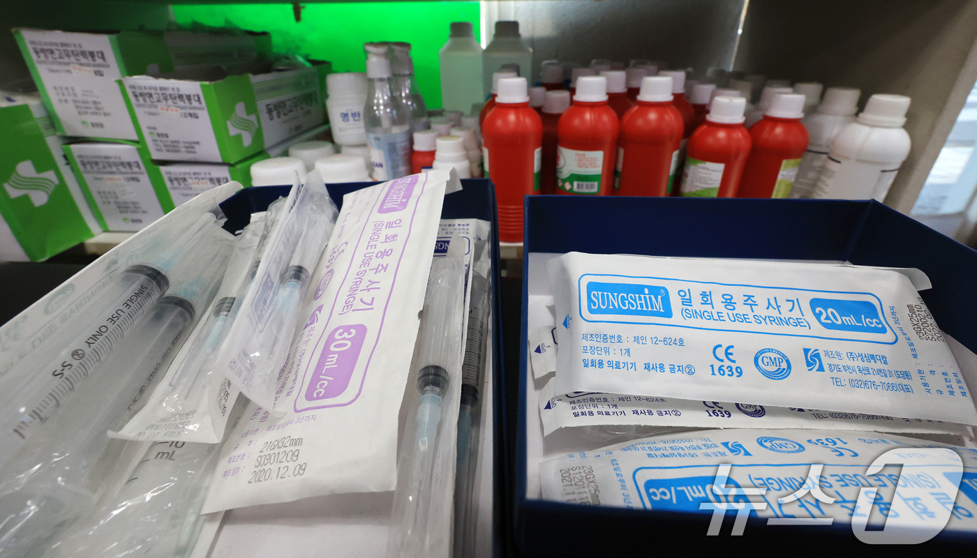 (부천=뉴스1) 이호윤 기자 = 중동 사태의 장기화로 의료제품의 필름 포장재의 원료인 나프타 공급이 제한되자 7일 식약처가 주사기, 주사침,수액제 포장재 등 6개 품목의 생산·공급 …