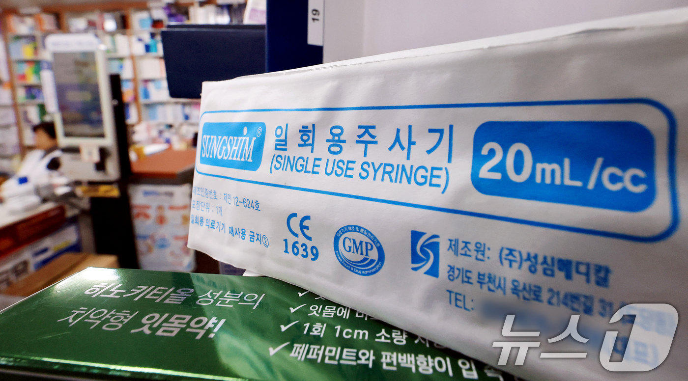 (부천=뉴스1) 이호윤 기자 = 중동 사태의 장기화로 의료제품의 필름 포장재의 원료인 나프타 공급이 제한되자 7일 식약처가 주사기, 주사침,수액제 포장재 등 6개 품목의 생산·공급 …