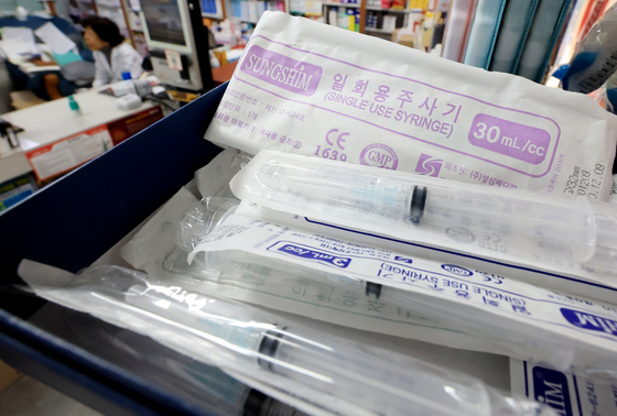 靑·정부, 의료 소모품 수급 총력 관리…주사기·수액 일일 점검