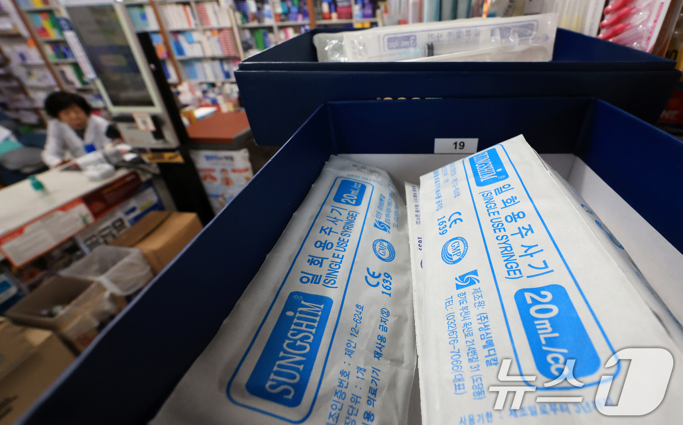 (부천=뉴스1) 이호윤 기자 = 중동 사태의 장기화로 의료제품의 필름 포장재의 원료인 나프타 공급이 제한되자 7일 식약처가 주사기, 주사침,수액제 포장재 등 6개 품목의 생산·공급 …