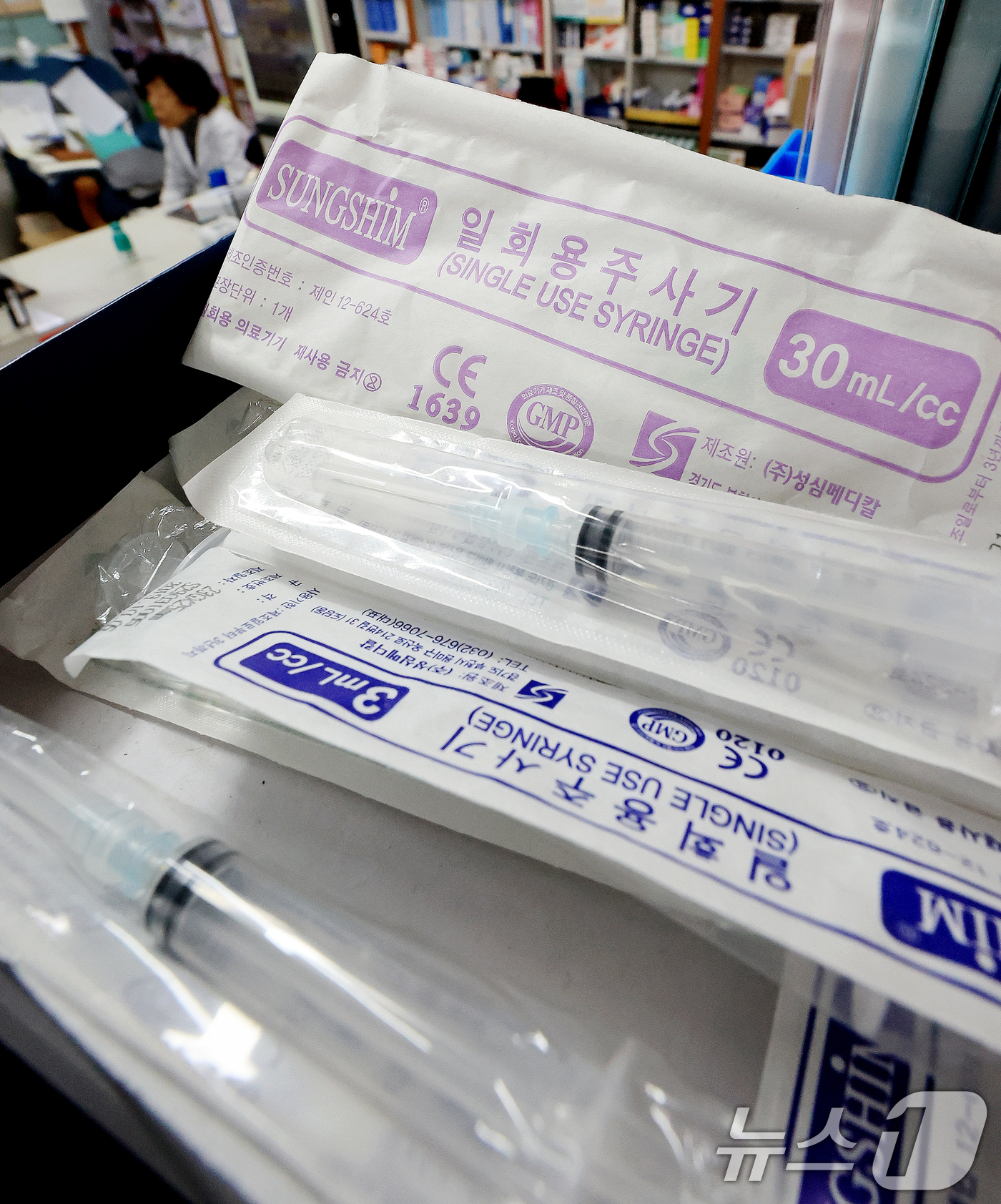 (부천=뉴스1) 이호윤 기자 = 중동 사태의 장기화로 의료제품의 필름 포장재의 원료인 나프타 공급이 제한되자 7일 식약처가 주사기, 주사침,수액제 포장재 등 6개 품목의 생산·공급 …