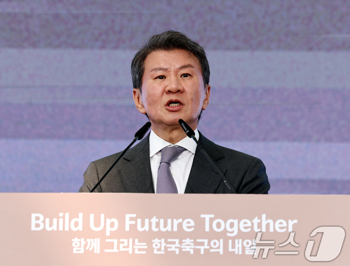 (천안=뉴스1) 구윤성 기자 = 정몽규 대한축구협회장이 7일 오후 충남 천안 서북구 코리아풋볼파크 개관식에서 축사하고 있다. 2026.4.7/뉴스1