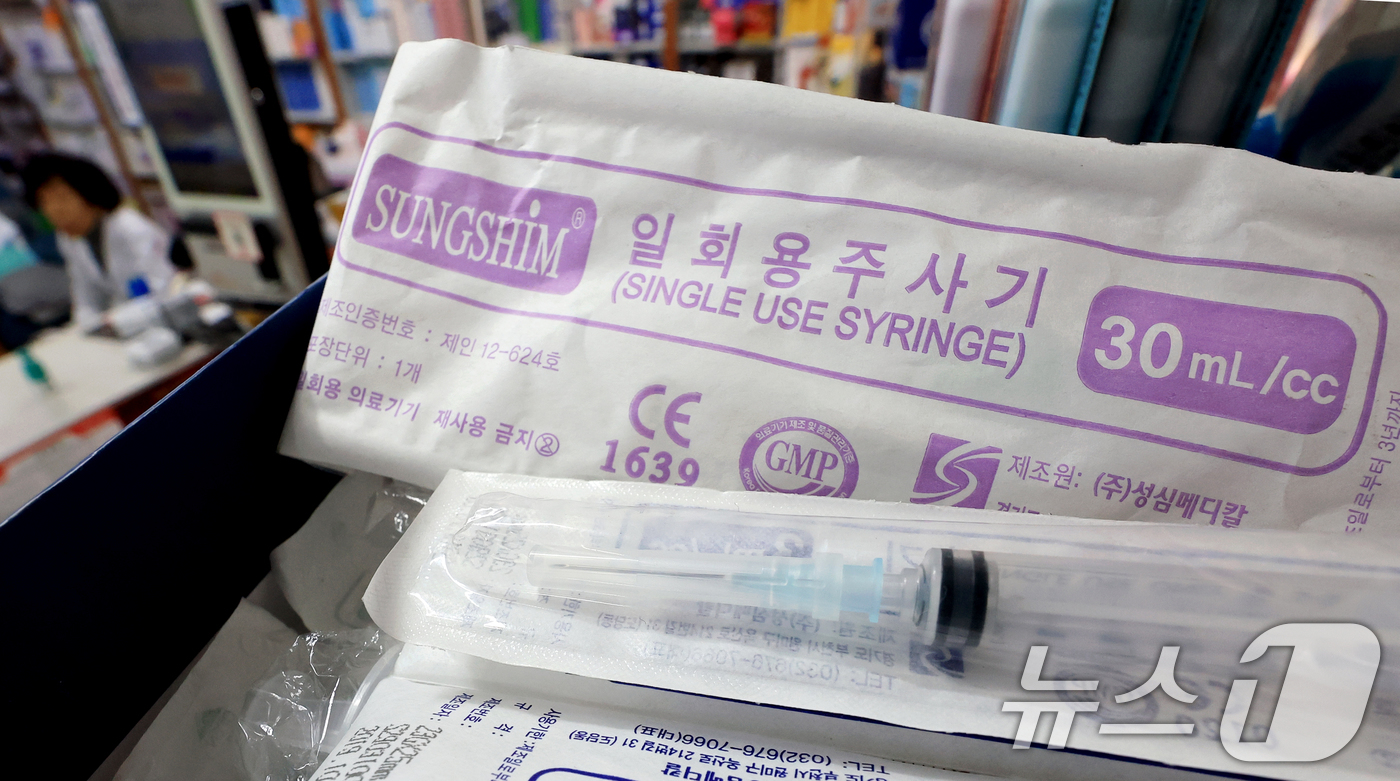 (부천=뉴스1) 이호윤 기자 = 중동 사태의 장기화로 의료제품의 필름 포장재의 원료인 나프타 공급이 제한되자 7일 식약처가 주사기, 주사침,수액제 포장재 등 6개 품목의 생산·공급 …