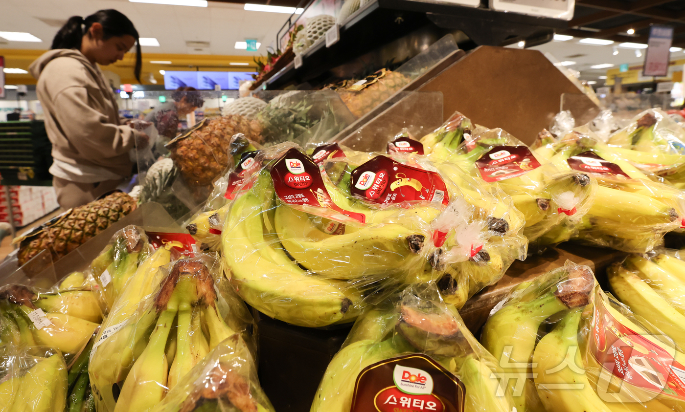 (서울=뉴스1) 이종수 인턴기자 = 7일 오후 서울 시내 한 대형마트에 수입산 바나나가 진열돼 있다.최근 장기화되는 중동 전쟁 여파로 환율이 상승하면서 수입 식품 물가도 오름세를 …