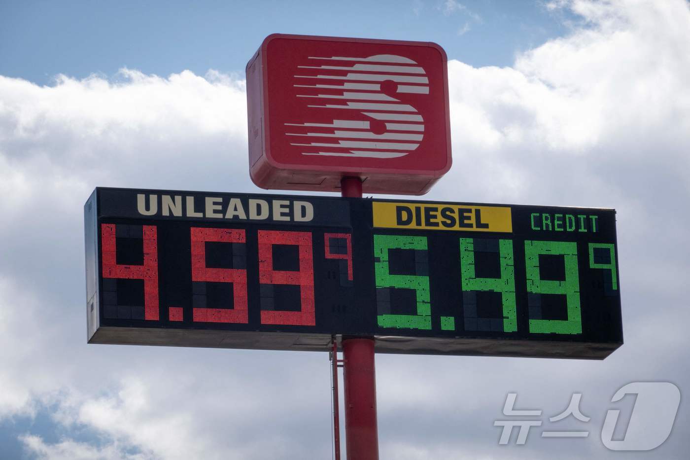 (햄프셔 AFP=뉴스1) 이정환 기자 = 6일(현지시간) 미국 일리노이주 햄프셔의 한 트럭 휴게소에 연료 가격이 표시돼 있다. 이란과의 전쟁으로 인해 상품 운송 비용이 상승하면서 …