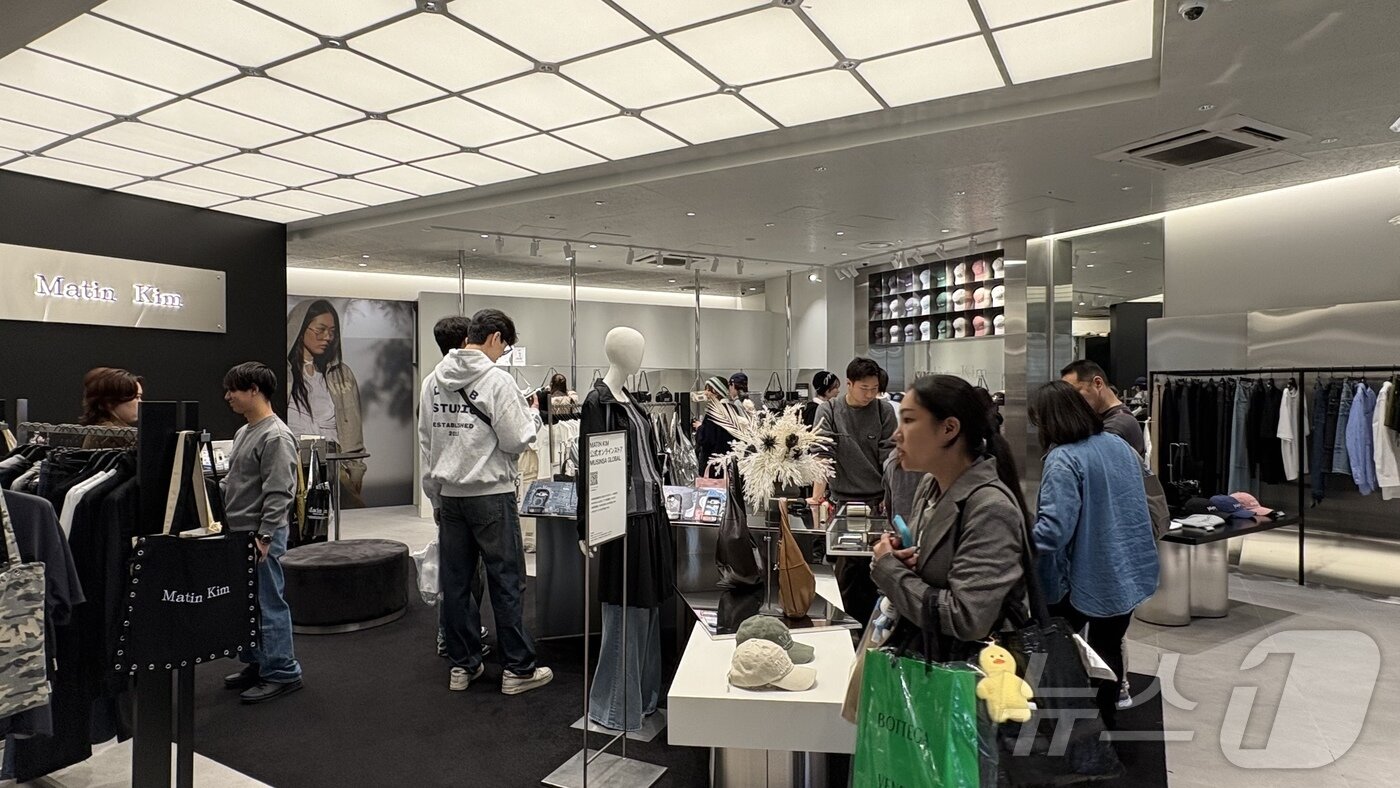 본문 이미지 - 일본 도쿄 시부야 복합문화공간 미야시타파크에 입점한 일본 1호 매장 마뗑킴(Matin Kim) 시부야점 매장 모습. 손님들이 상품을 살펴보고 있다. ⓒ 뉴스1 최소망