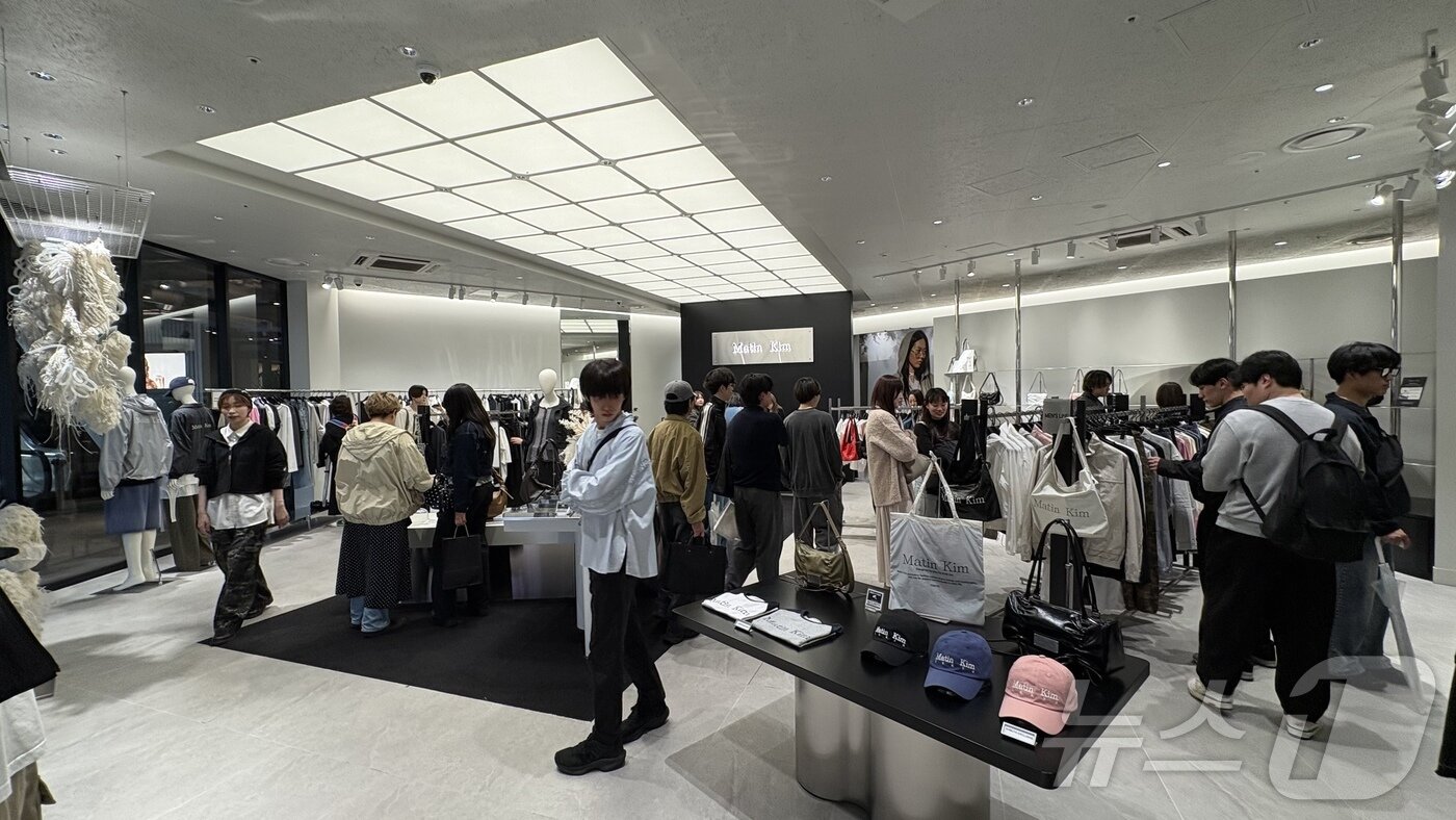 본문 이미지 - 일본 도쿄 시부야 복합문화공간 미야시타파크에 입점한 일본 1호 매장 마뗑킴(Matin Kim) 시부야점 매장 모습. 손님들이 매장에 가득한 모습. ⓒ 뉴스1 최소망