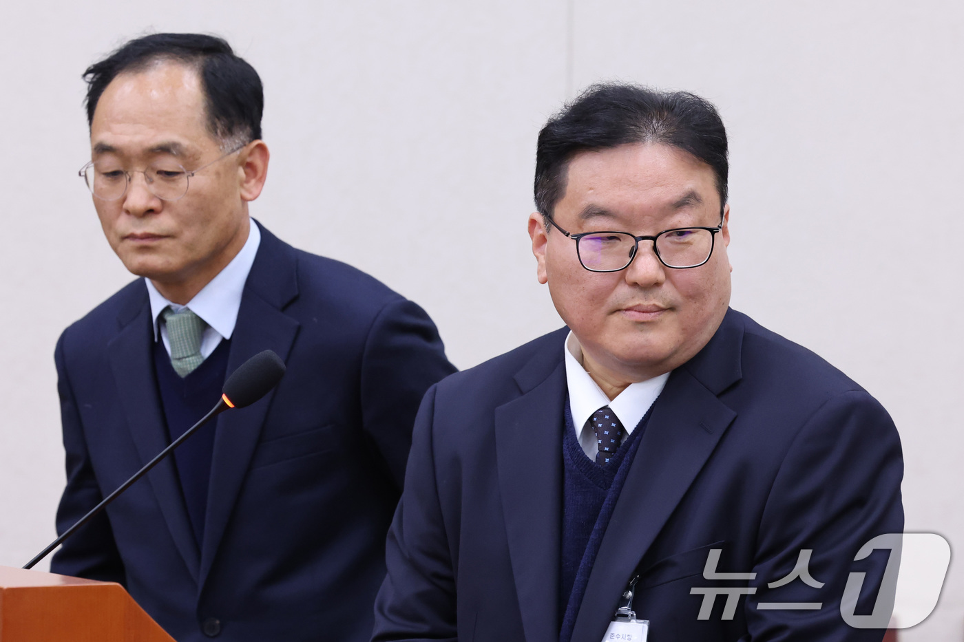 (서울=뉴스1) 신웅수 기자 = 강백신 대구고검 검사(왼쪽)와 엄희준 광주고검 검사가 7일 서울 여의도 국회에서 열린 윤석열정권정치검찰조작기소의혹사건진상규명국정조사특별위원회 전체회 …