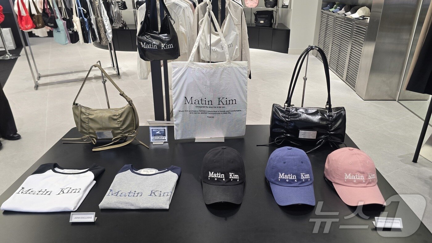 본문 이미지 - 일본 도쿄 시부야 복합문화공간 미야시타파크에 입점한 일본 1호 매장 마뗑킴(Matin Kim) 시부야점 매장 모습. 시부야점에서만 판매하는 리미디트 에디션 상품들.ⓒ 뉴스1 최소망
