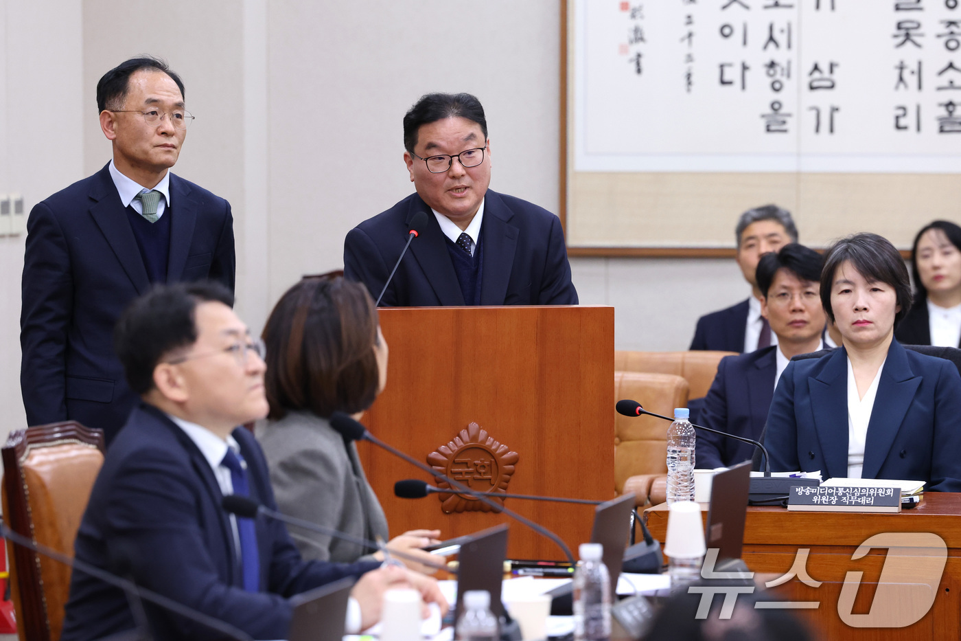 (서울=뉴스1) 신웅수 기자 = 강백신 대구고검 검사(왼쪽)와 엄희준 광주고검 검사가 7일 서울 여의도 국회에서 열린 윤석열정권정치검찰조작기소의혹사건진상규명국정조사특별위원회 전체회 …