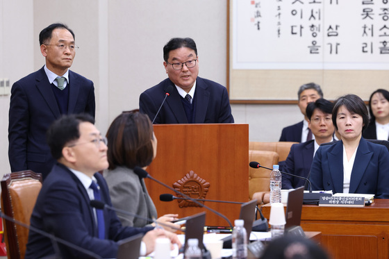 국정조사 증인 답변하는 강백신·엄희준