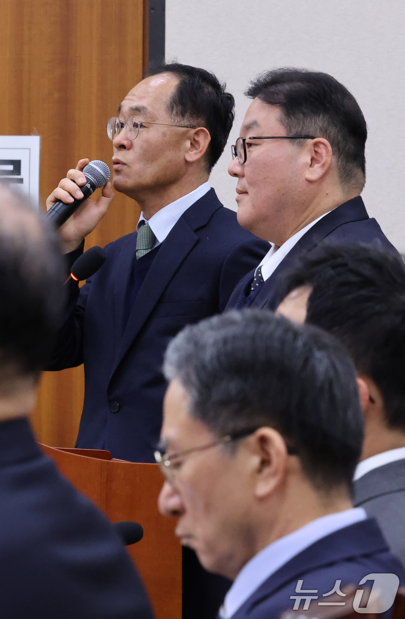 (서울=뉴스1) 신웅수 기자 = 강백신 대구고검 검사(왼쪽)와 엄희준 광주고검 검사가 7일 서울 여의도 국회에서 열린 윤석열정권정치검찰조작기소의혹사건진상규명국정조사특별위원회 전체회 …