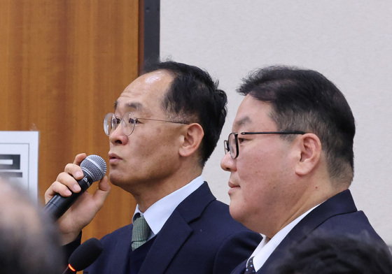 국조특위 의원 질의 답변하는 강백신·엄희준