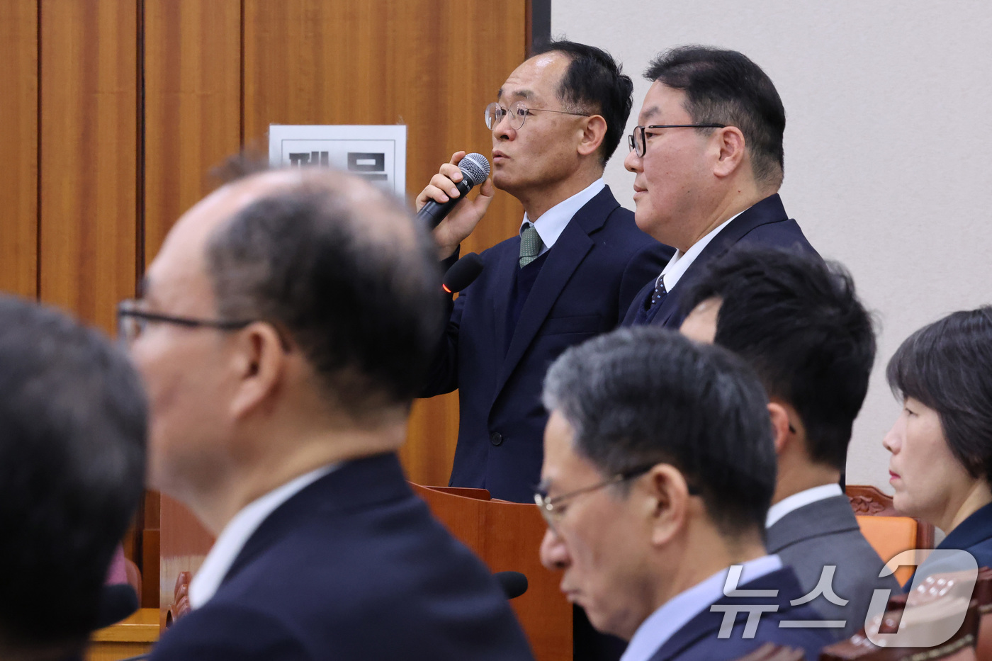 (서울=뉴스1) 신웅수 기자 = 강백신 대구고검 검사(왼쪽)와 엄희준 광주고검 검사가 7일 서울 여의도 국회에서 열린 윤석열정권정치검찰조작기소의혹사건진상규명국정조사특별위원회 전체회 …