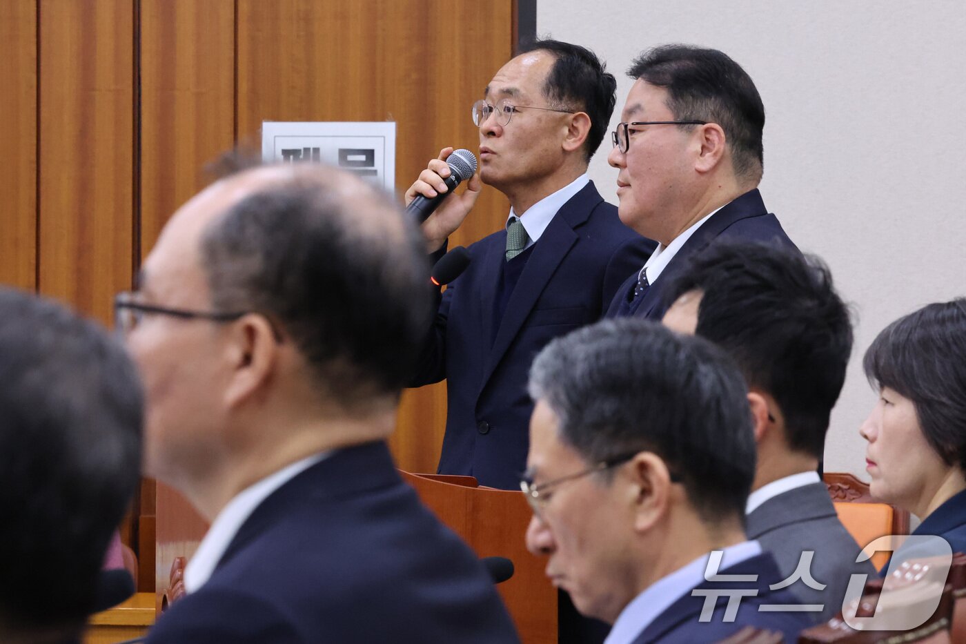 본문 이미지 - 강백신 대구고검 검사(왼쪽)와 엄희준 광주고검 검사가 7일 서울 여의도 국회에서 열린 윤석열정권정치검찰조작기소의혹사건진상규명국정조사특별위원회 전체회의에서 의원 질의에 답변하고 있다. 2026.4.7 ⓒ 뉴스1 신웅수 기자