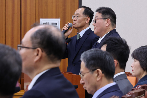 법무장관 앞에서 답변하는 엄희준·강백준