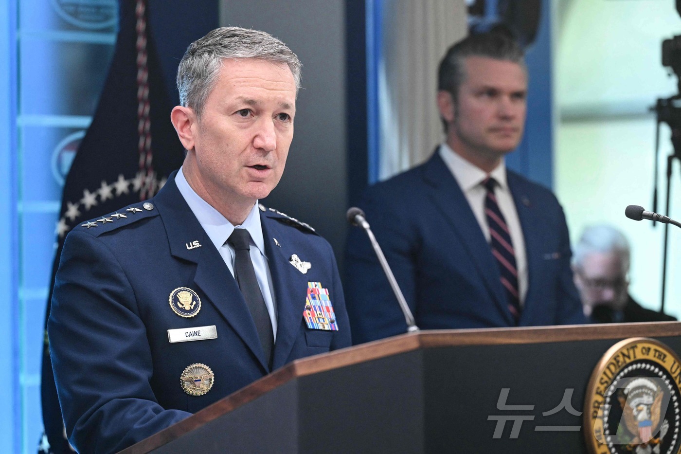 (워싱턴DC AFP=뉴스1) 이정환 기자 = 댄 케인 합참의장이 6일(현지시간) 워싱턴 DC 백악관 제임스 S. 브래디 기자회견장에서 이란 분쟁에 대해 발언하고 있다. 2026.0 …