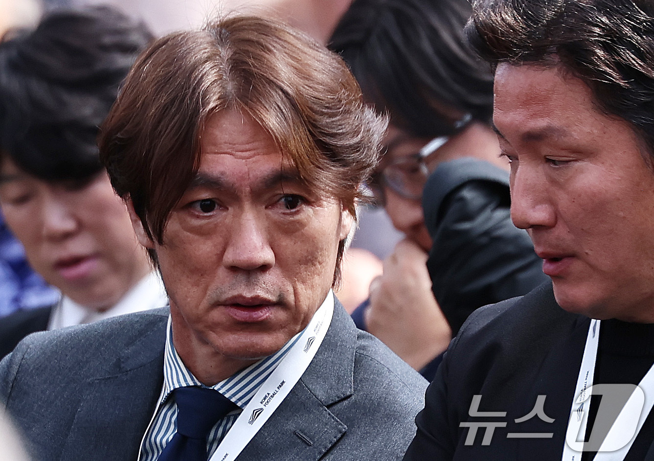 (천안=뉴스1) 구윤성 기자 = 홍명보 국가대표팀 축구 감독이 7일 오후 충남 천안 서북구 코리아풋볼파크 개관식에 참석해 관계자와 대화하고 있다. 2026.4.7/뉴스1