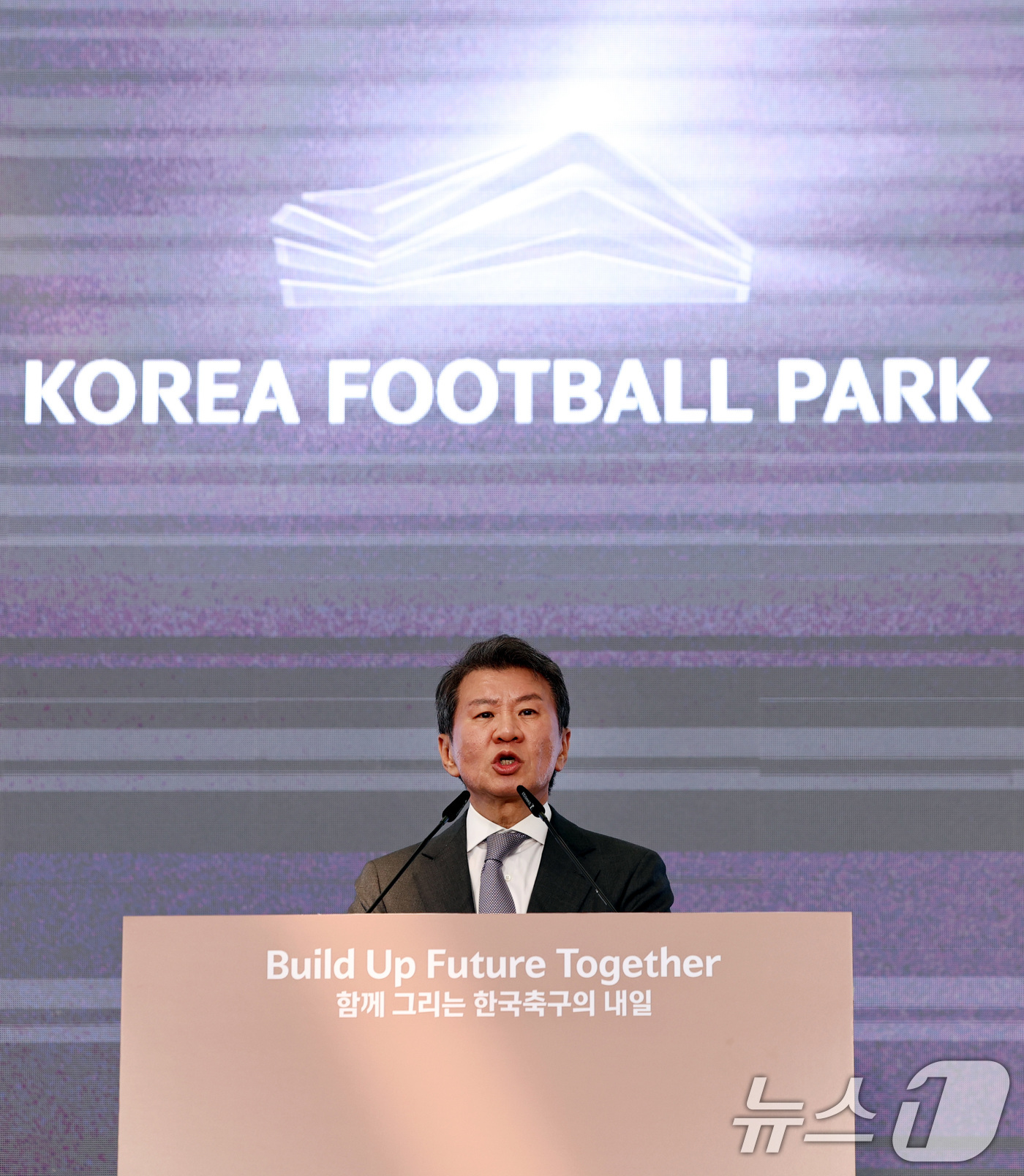 (천안=뉴스1) 구윤성 기자 = 정몽규 대한축구협회장이 7일 오후 충남 천안 서북구 코리아풋볼파크 개관식에서 축사하고 있다. 2026.4.7/뉴스1