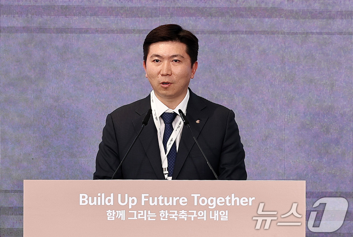 (천안=뉴스1) 구윤성 기자 = 유승민 대한체육회장이 7일 오후 충남 천안 서북구 코리아풋볼파크 개관식에서 축사하고 있다. 2026.4.7/뉴스1