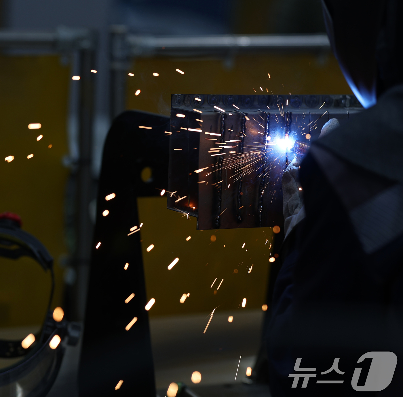 (전주=뉴스1) 유경석 기자 = 제56회 전북기능경기대회가 한창인 7일 전북 전주시 전주공업고등학교에서 자동차 차체 수리 부문 참가자들이 용접작업을 하며 기량을 펼치고 있다. 20 …