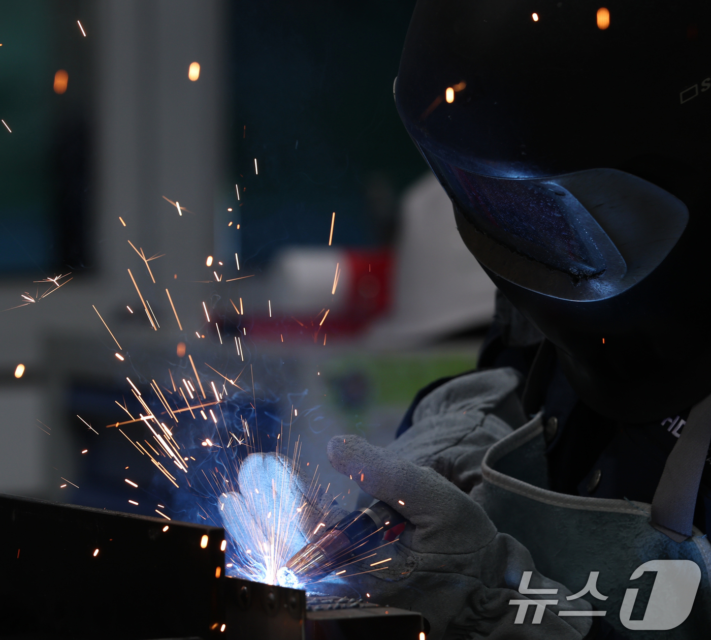 (전주=뉴스1) 유경석 기자 = 제56회 전북기능경기대회가 한창인 7일 전북 전주시 전주공업고등학교에서 자동차 차체 수리 부문 참가자들이 용접작업을 하며 기량을 펼치고 있다. 20 …