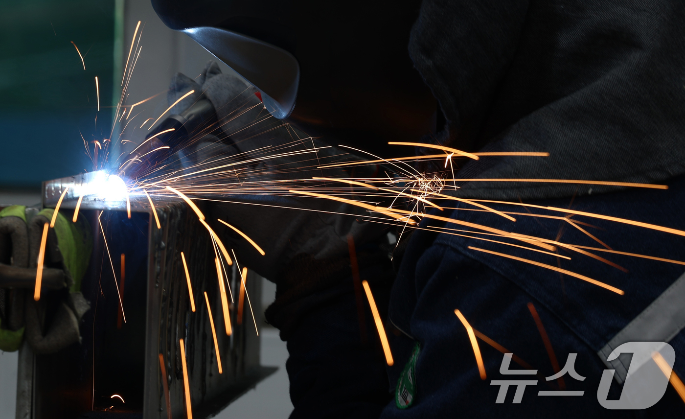 (전주=뉴스1) 유경석 기자 = 제56회 전북기능경기대회가 한창인 7일 전북 전주시 전주공업고등학교에서 자동차 차체 수리 부문 참가자들이 갈고 닦은 기량을 펼치고 있다. 2026. …