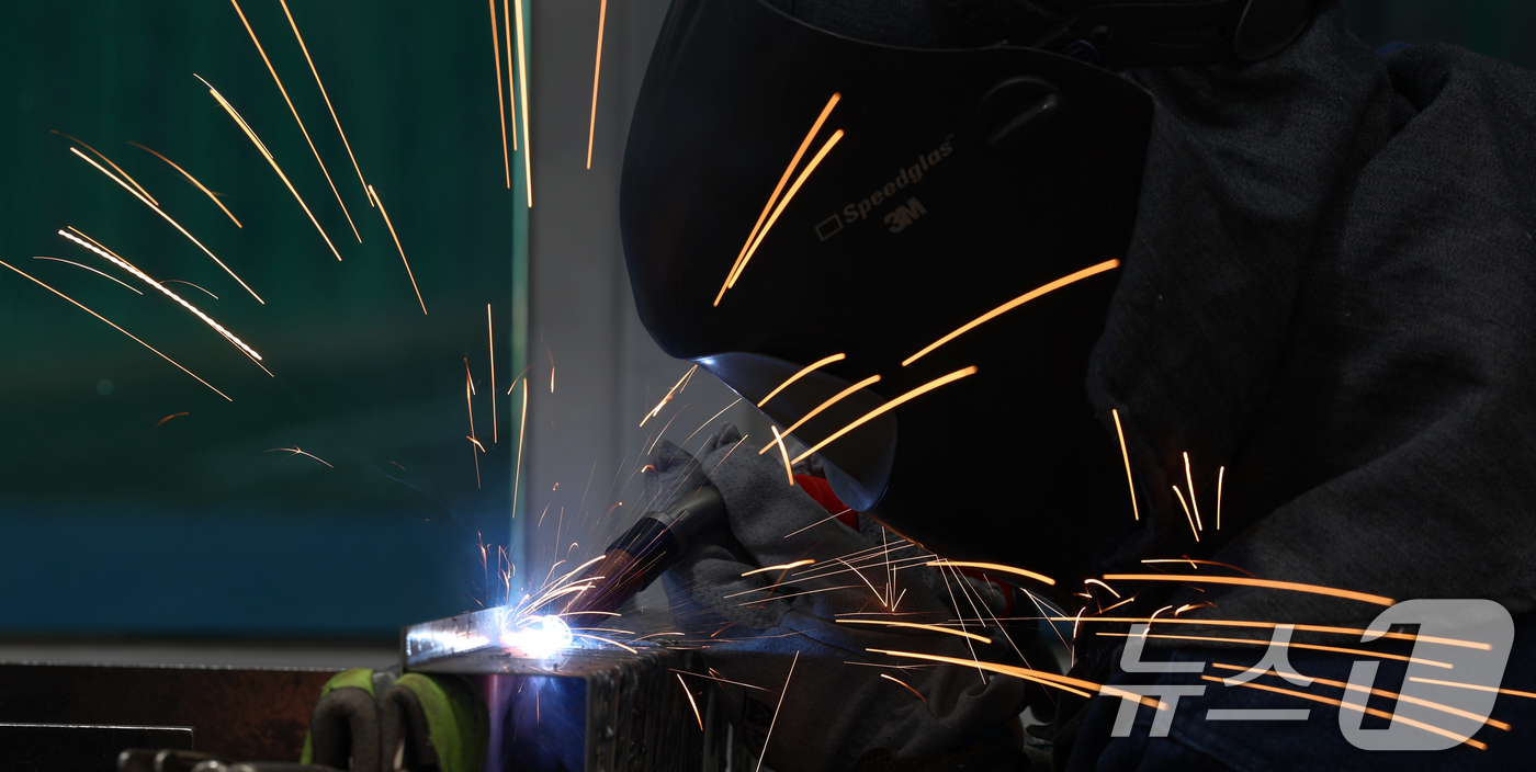 (전주=뉴스1) 유경석 기자 = 제56회 전북기능경기대회가 한창인 7일 전북 전주시 전주공업고등학교에서 자동차 차체 수리 부문 참가자들이 갈고 닦은 기량을 펼치고 있다. 2026. …