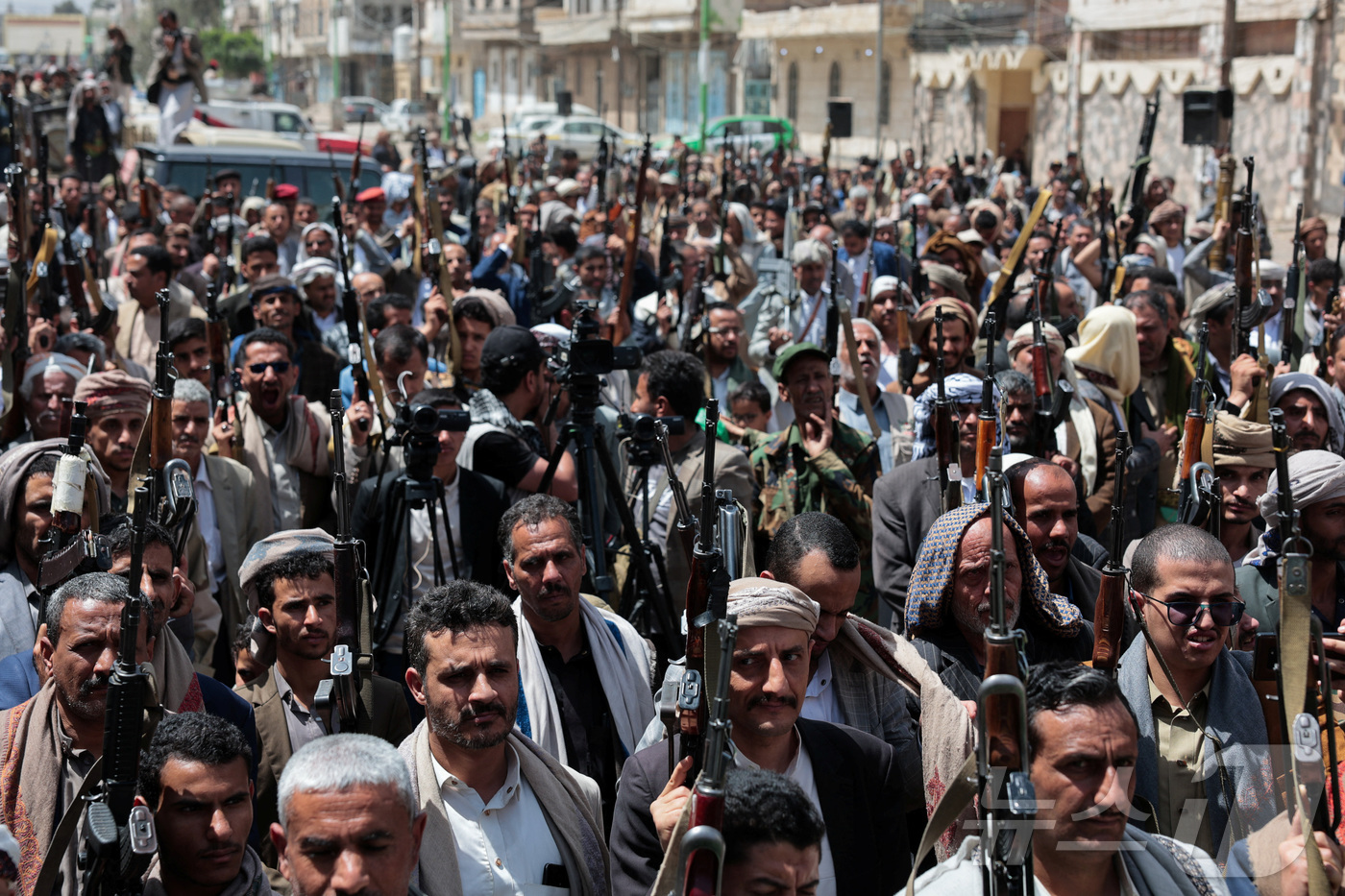 (사나 로이터=뉴스1) 이정환 기자 = 6일(현지시간) 예멘 사나에서 친(親)이란 성향 후티 반군이 이란 지지 시위를 벌이며 무기를 들고 있다. 2026.04.06.ⓒ 로이터=뉴스 …
