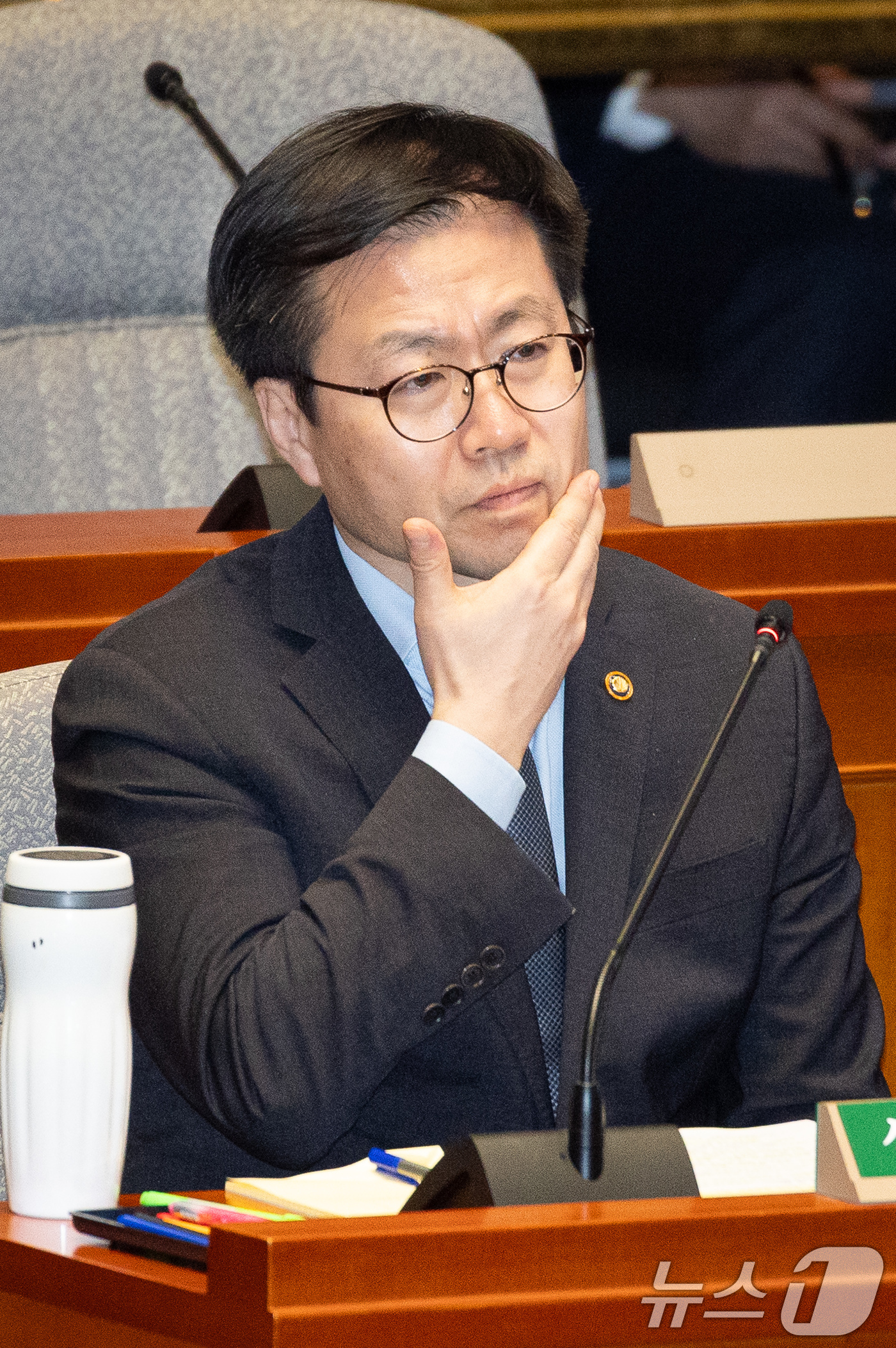 (서울=뉴스1) 유승관 기자 = 여한구 산업통상부 통상교섭본부장이 7일 서울 여의도 국회에서 열린 제434회 국회(임시회) 예산결산특별위원회 제1차 전체회의에서 얼굴을 매만지고 있 …