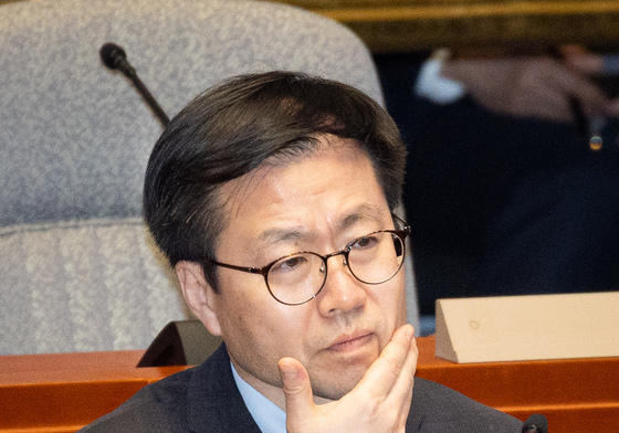 얼굴 매만지는 여한구 통상교섭본부장