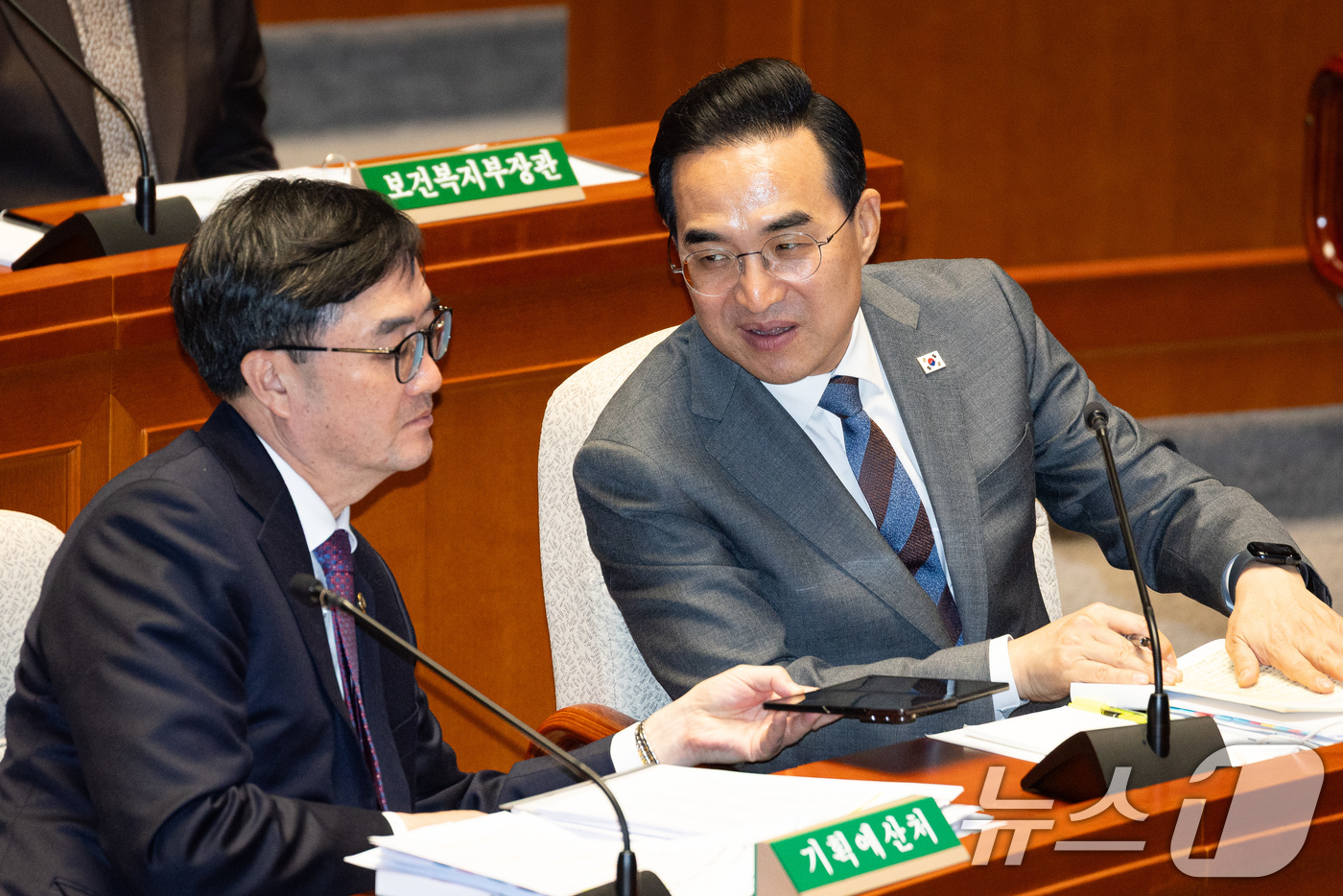 (서울=뉴스1) 유승관 기자 = 박홍근 기획예산처 장관과 임기근 차관이 7일 서울 여의도 국회에서 열린 제434회 국회(임시회) 예산결산특별위원회 제1차 전체회의에서 대화하고 있다 …