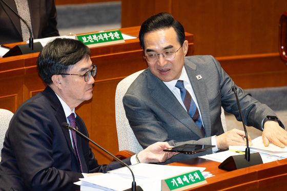 임기근 차관과 대화하는 박홍근 기획예산처 장관