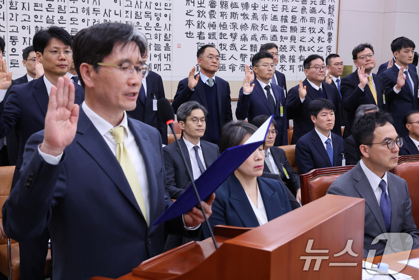 (서울=뉴스1) 신웅수 기자 = 오동운 공수처장과 강백신 대구고검 검사, 엄희준 광주고검 검사 등이 7일 서울 여의도 국회에서 열린 윤석열정권정치검찰조작기소의혹사건진상규명국정조사특 …