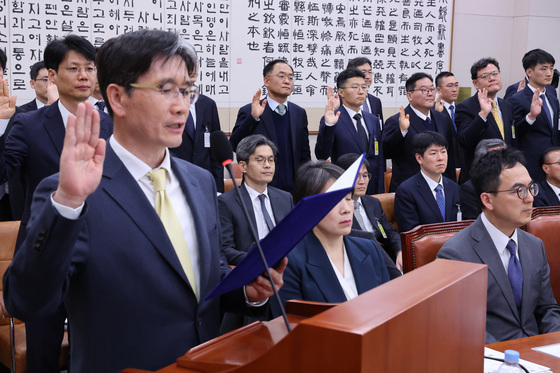 '남욱 진술회유 의혹' 검사 "가족사진 제시는 인도적 차원"