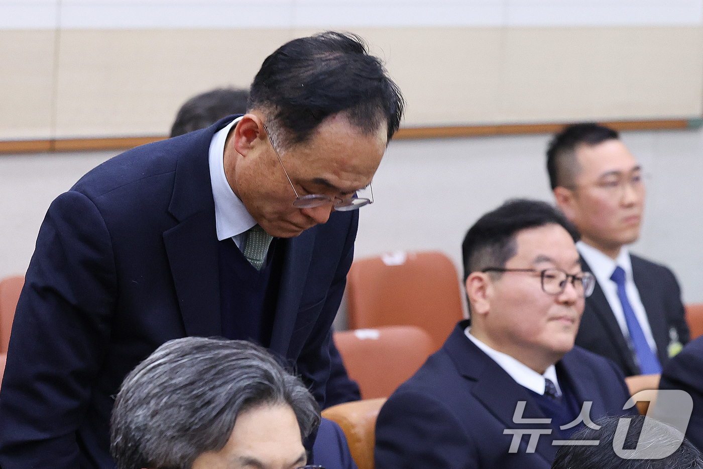 (서울=뉴스1) 신웅수 기자 = 강백신 대구고검 검사가 7일 서울 여의도 국회에서 열린 윤석열정권정치검찰조작기소의혹사건진상규명국정조사특별위원회 전체회의에서 의원들에게 인사하고 있다 …