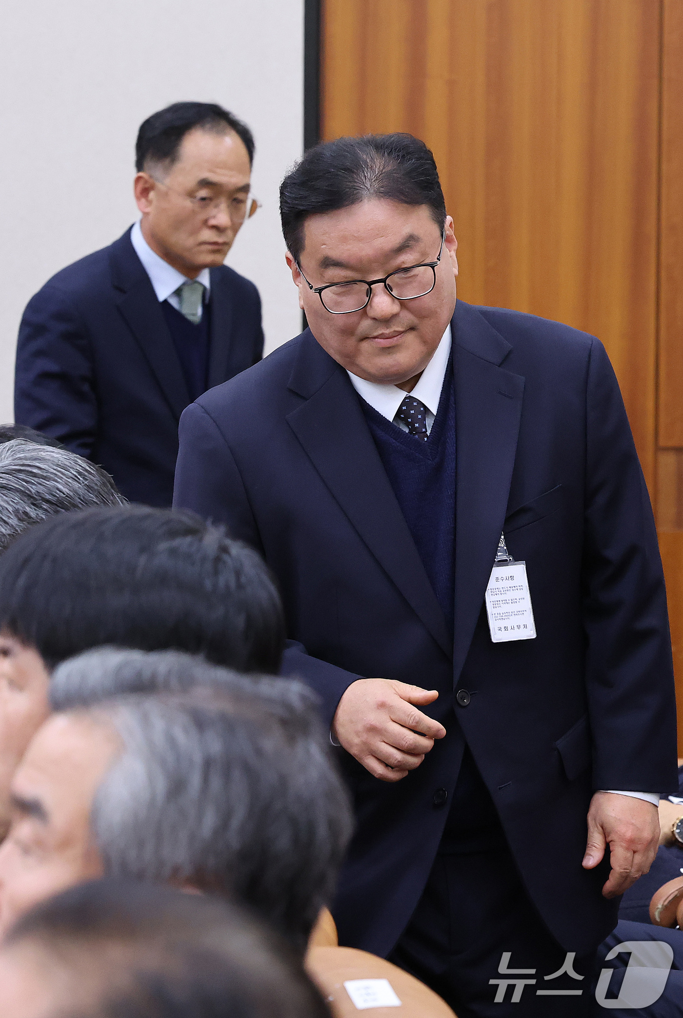 (서울=뉴스1) 신웅수 기자 = 강백신 대구고검 검사(왼쪽)와 엄희준 광주고검 검사가 7일 서울 여의도 국회에서 열린 윤석열정권정치검찰조작기소의혹사건진상규명국정조사특별위원회 전체회 …