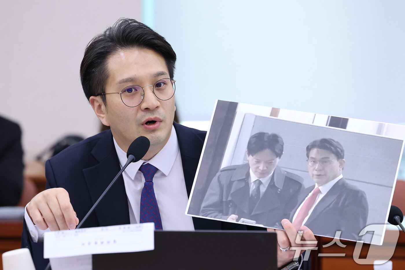 본문 이미지 - 전용기 더불어민주당 의원이 7일 서울 여의도 국회에서 열린 윤석열정권정치검찰조작기소의혹사건진상규명국정조사특별위원회 전체회의에서 윤상현 국민의힘 의원과 박상용 검사가 인사하는 사진을 들고 발언하고 있다 2026.4.7 ⓒ 뉴스1 신웅수 기자