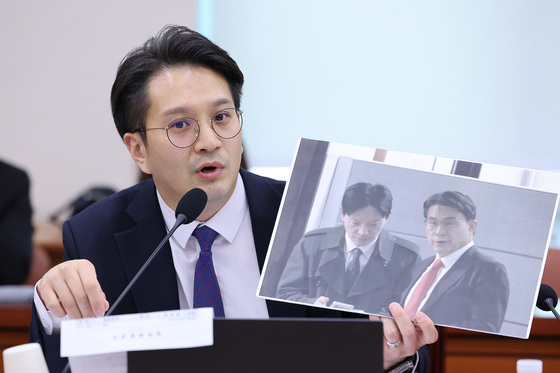 박상용 검사 사진 든 전용기